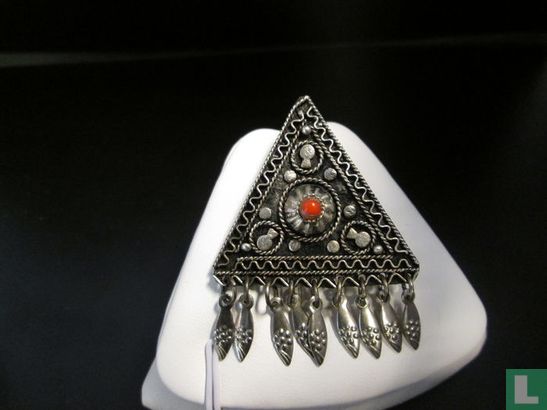 Zilveren Driehoek Broche, met Bloedkoraal - Image 1