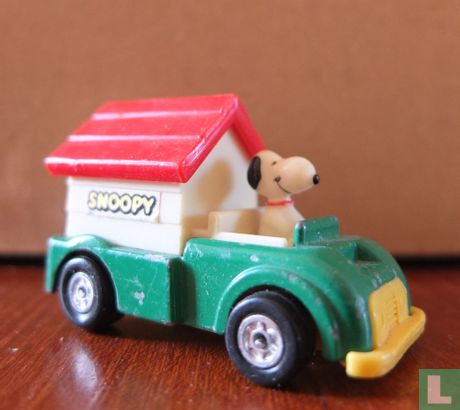 Snoopy im Auto mit Hundehütte