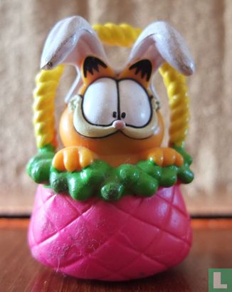 Garfield als paashaas zit in eiermand
