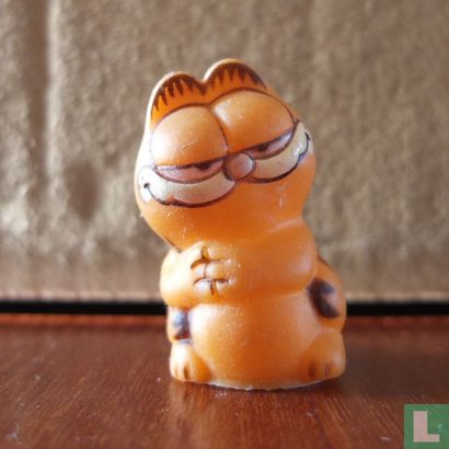 Garfield mit den Händen auf der Brust verschränkt
