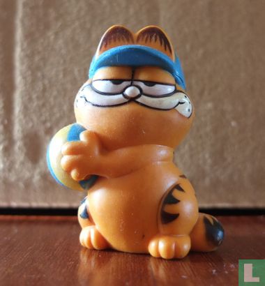 Garfield avec un chapeau de plage et balle