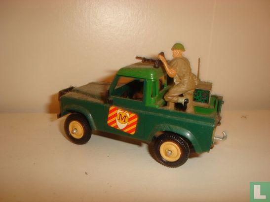 Landrover with shooter - Image 2