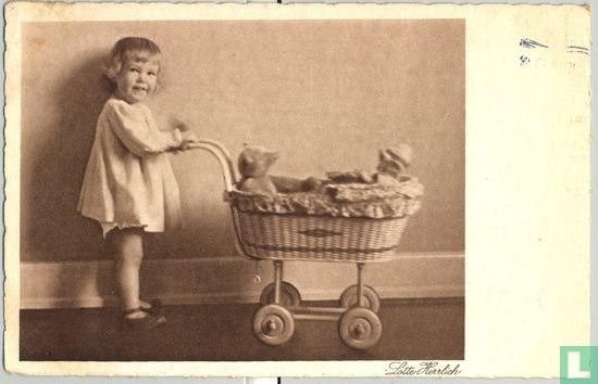 Meisje met poppenwagen