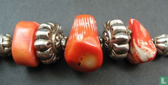 A coral bead necklace - BERBER - Morocco - Image 3
