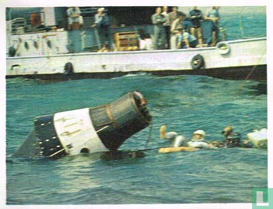 Alan Sheppard is zopas met zijn capsule op zee neergestreken - Image 1