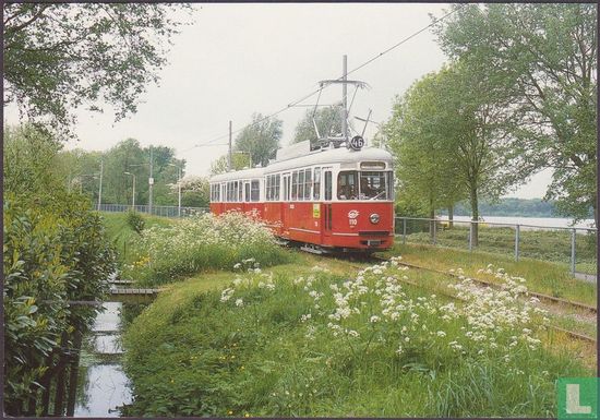 Het Weense tramstel passeert het recreatiegebied de Poel in Amstelveen