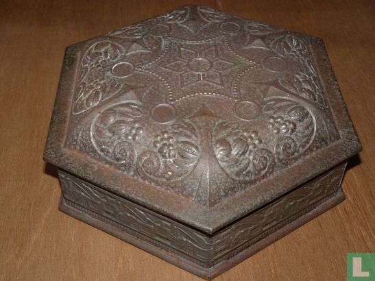 Boîte hexagonale en métal