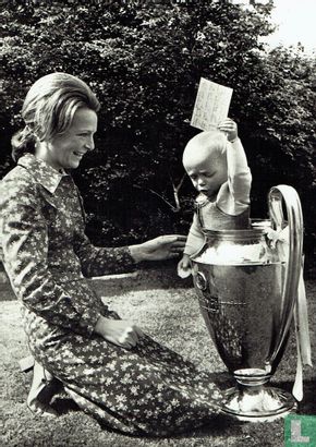 H.K.H. Prinses Irene en haar zoon Prins Carlos Xavier in de Europacup van Ajax - Afbeelding 1