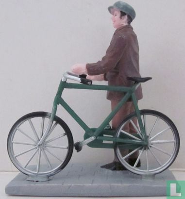 Homme à côté de vélo pour hommes - Image 1