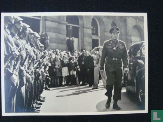 ZKH Prins Bernhard inspecteert op zijn verjaardag 29-6-1945 de B.S. op den Dam  - Image 1