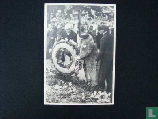 kranslegging Kon. Wilhelmina 28-6-1945 Apollolaan Amsterdam - Afbeelding 1