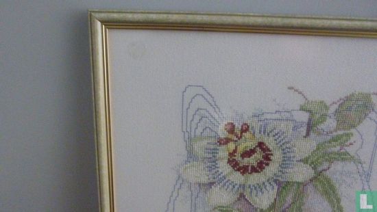 Ingelijst vintage borduurwerk passiebloemen - Image 2