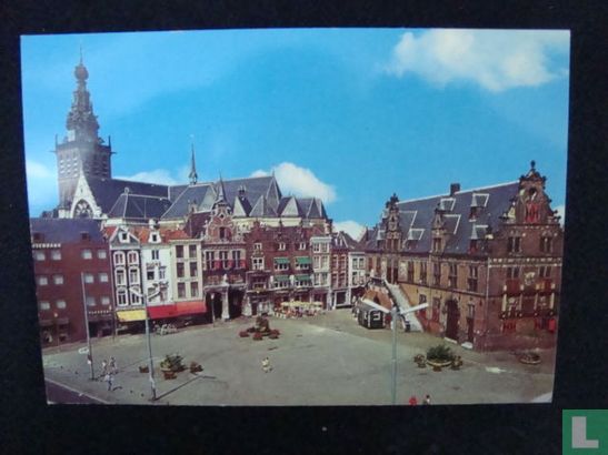 Nijmegen grote markt met Stevenskerk, lakenhal en waag