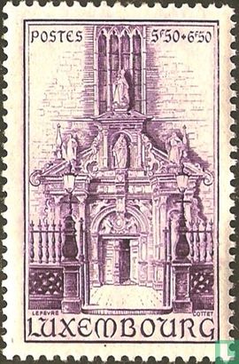 Kerkportaal en nis met Madonnabeeld