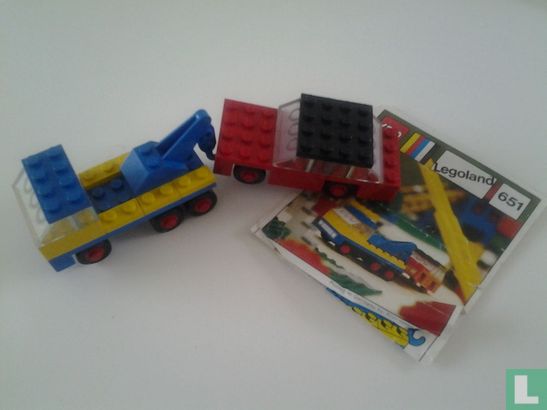 Lego 651 Tow Truck and Car