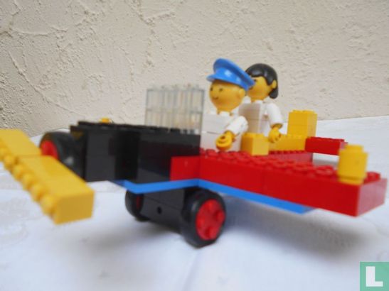 Lego 250-3 Aeroplane and Pilot - Image 2