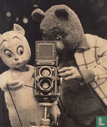 Bommel en Tom Poes bij een fotocamera