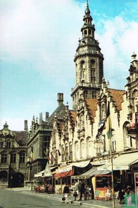 Grote markt van Veurne. Achter de typische trapgevels... - Afbeelding 1