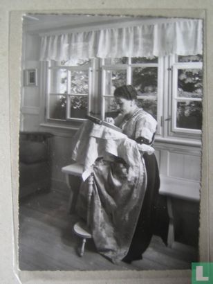 Appenzeller Stickerin - Image 1