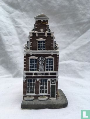 Renaissance canal house with stepped gable with big jump - Image 1