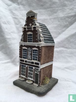Renaissance canal house with stepped gable with big jump - Image 2