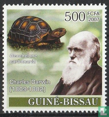 Charles Darwin avec tortue pied rouge