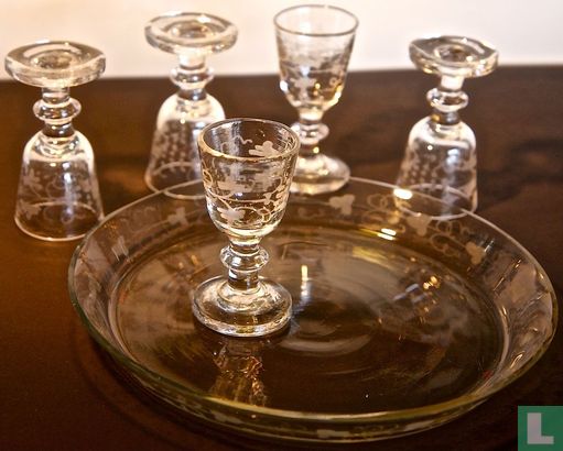 Set miniatuur wijnglaasjes op glazen schotel - Image 3