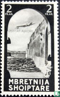 Vliegtuig en ruïnes in Durrës