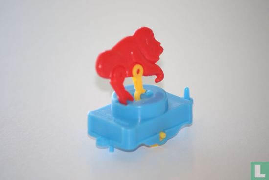 Train car with gorilla - Image 2