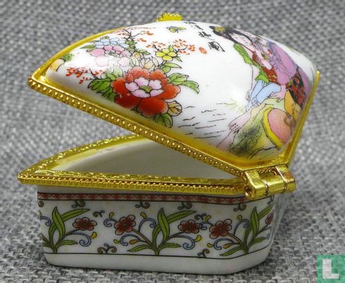 China  2 Woman & Flowers Jewelry Pearls Casket Ring Porcelain Box  2016 - Image 2