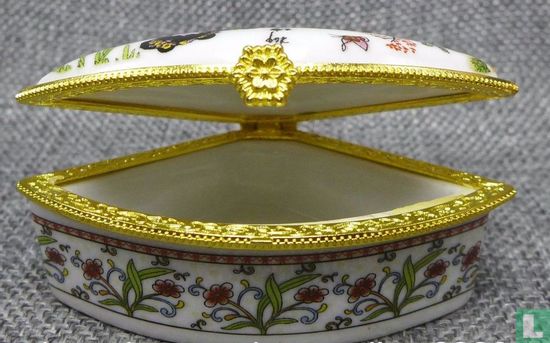 China  2 Woman & Flowers Jewelry Pearls Casket Ring Porcelain Box  2016 - Bild 3