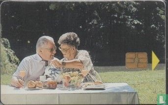 Man en vrouw aan tafel - Afbeelding 1