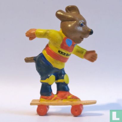 Hond op skateboard - Afbeelding 1
