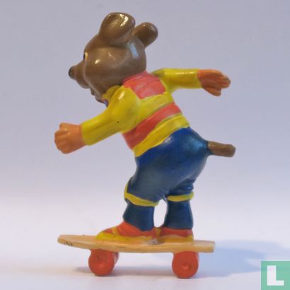 Hond op skateboard - Afbeelding 2