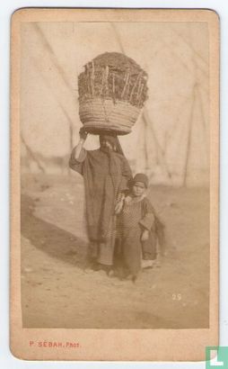 Egypt - Porteuse de bois avec enfant - Afbeelding 1