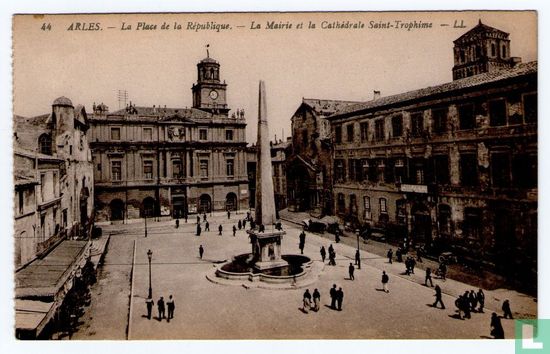 Arles - La Place de la République - La Mairie et la Cathédrale Saint-Trophime - Image 1