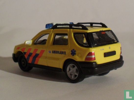 Mercedes-Benz M-Class Ambulance - Bild 3