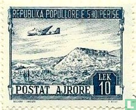 Vliegtuig boven het kasteel van Rozafa (Shkodër) 