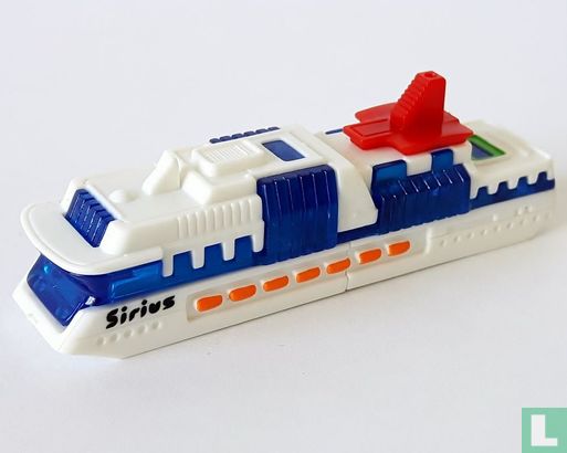 Cruise ship - Image 1