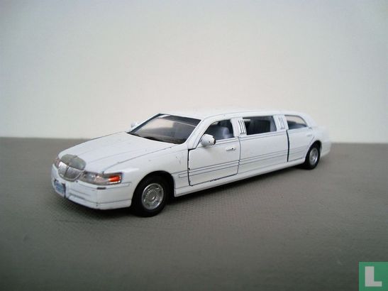 Lincoln Town Car Stretch Limo - Image 1