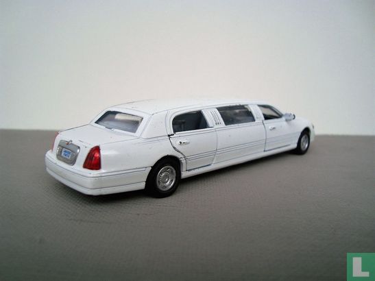 Lincoln Town Car Stretch Limo - Image 2