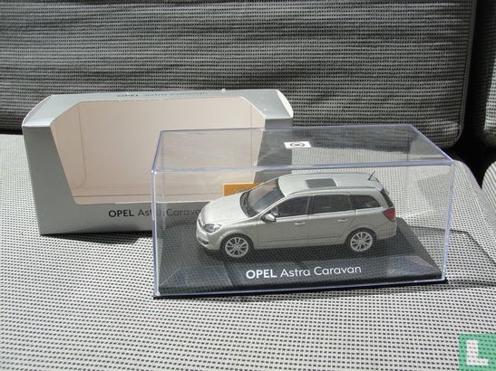 Opel Astra Caravan - Image 2