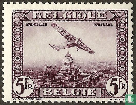 Fokker F.VII survolant des villes