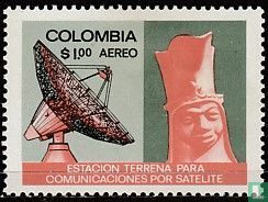 Satellitenschüssel und präkolumbianischer Kopf