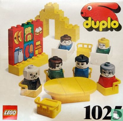 Lego 1025 Figures and Furniture - 35 elements (for set 1026)
