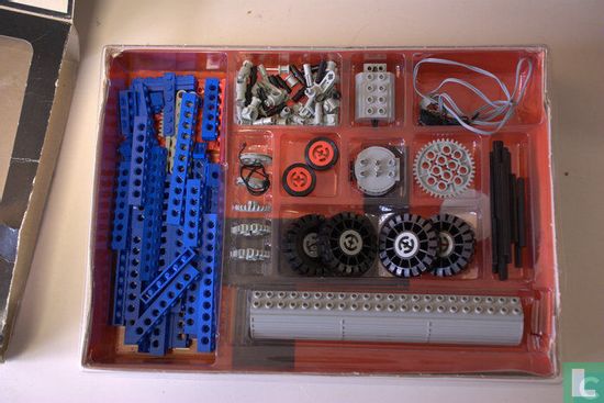 Lego 8050 Building Set with Motor - Image 3