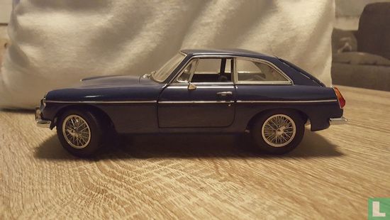 MG B GT - Image 2