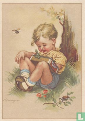 Kinderkaart jongen zit in het gras