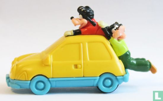 Dingo et Max en voiture jaune - Image 1