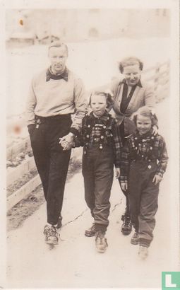 H.K.H. Prinses Juliana en Prins Bernhard  maken een wandeling met de prinsesjes Beatrix en Irene.  - Image 1